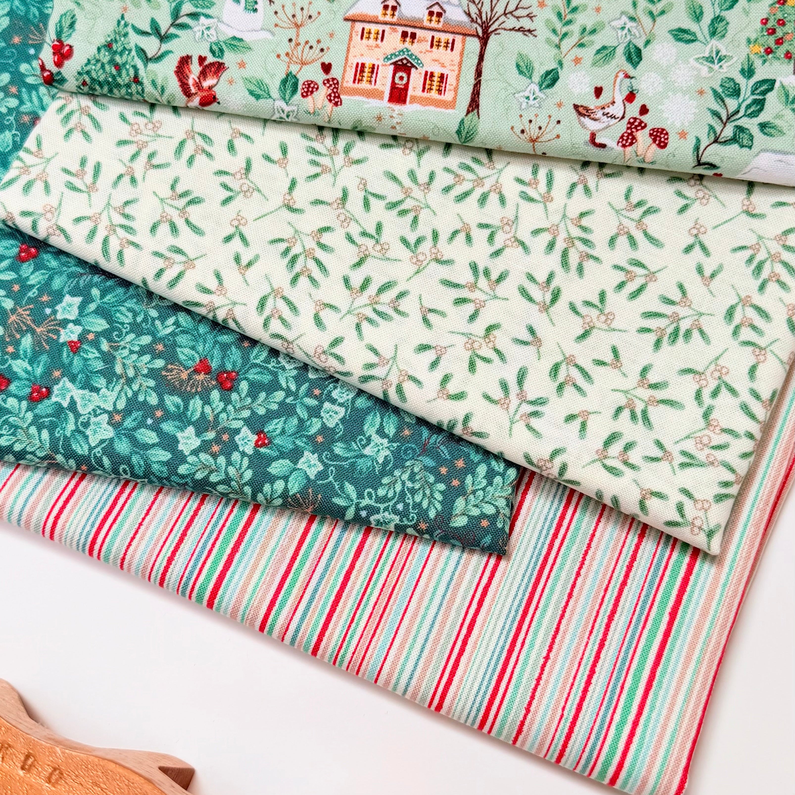 makower uk | patchworkstoff | country christmas | mistletoe cream