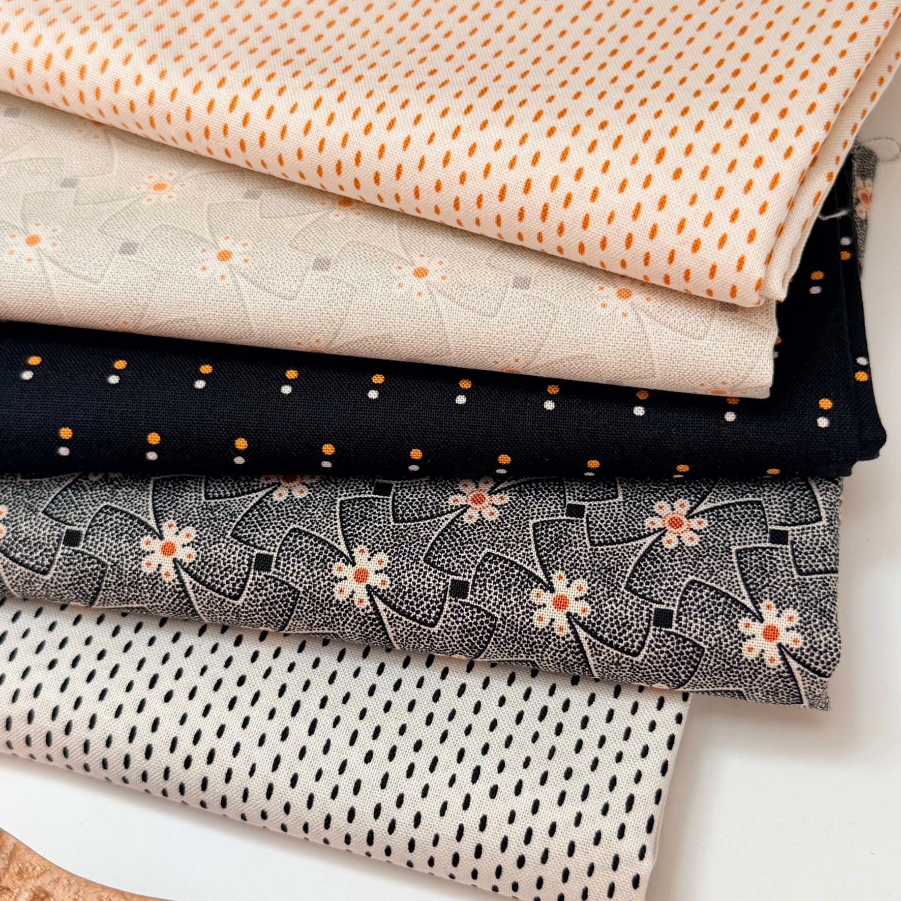 andover fabrics | patchworkstoff | nightfall | stitch line cream orange - floydthefox