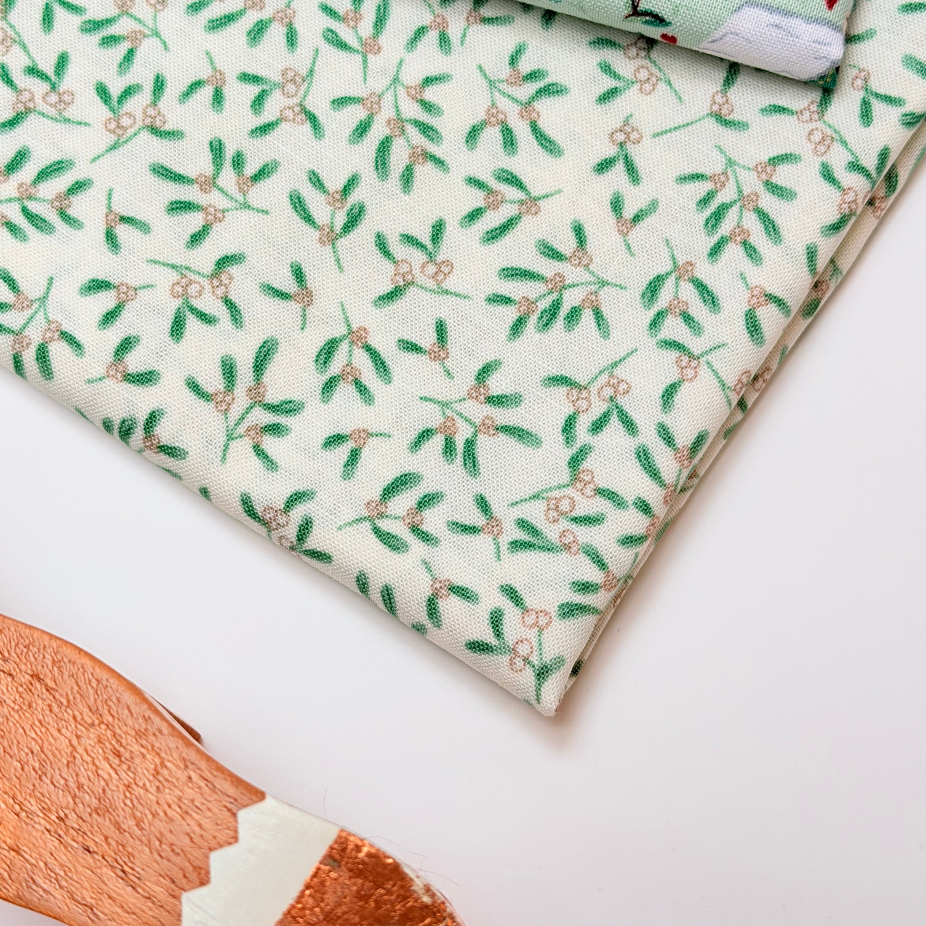 makower uk | patchworkstoff | country christmas | mistletoe cream