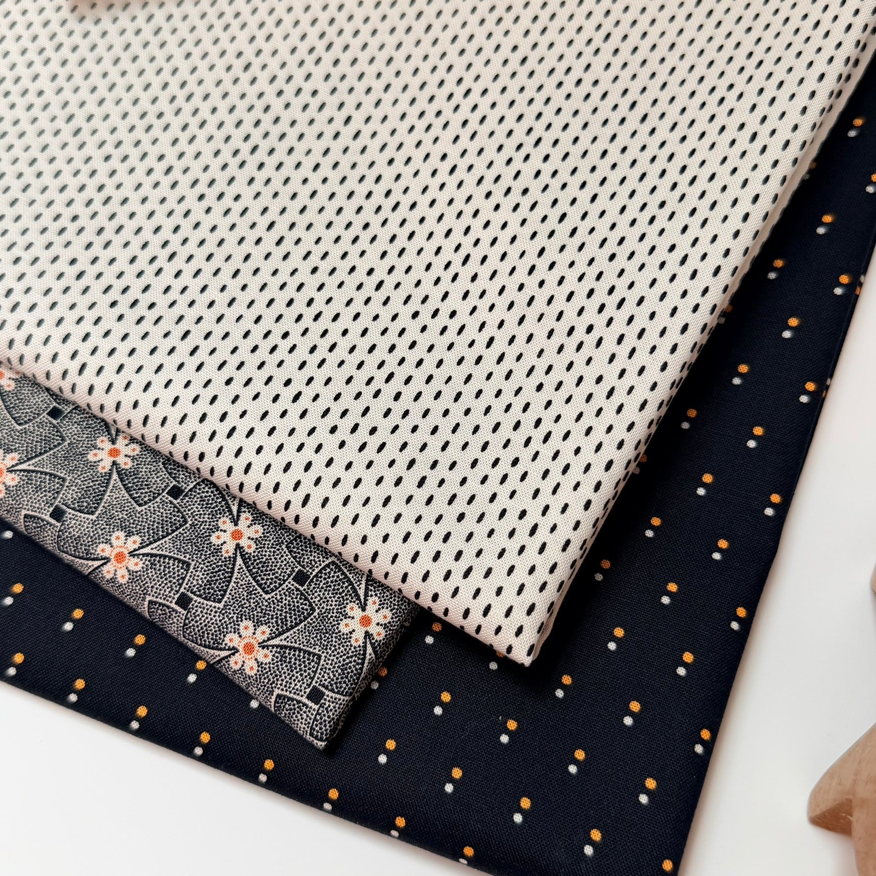 andover fabrics | patchworkstoff | nightfall | stitch line cream - floydthefox