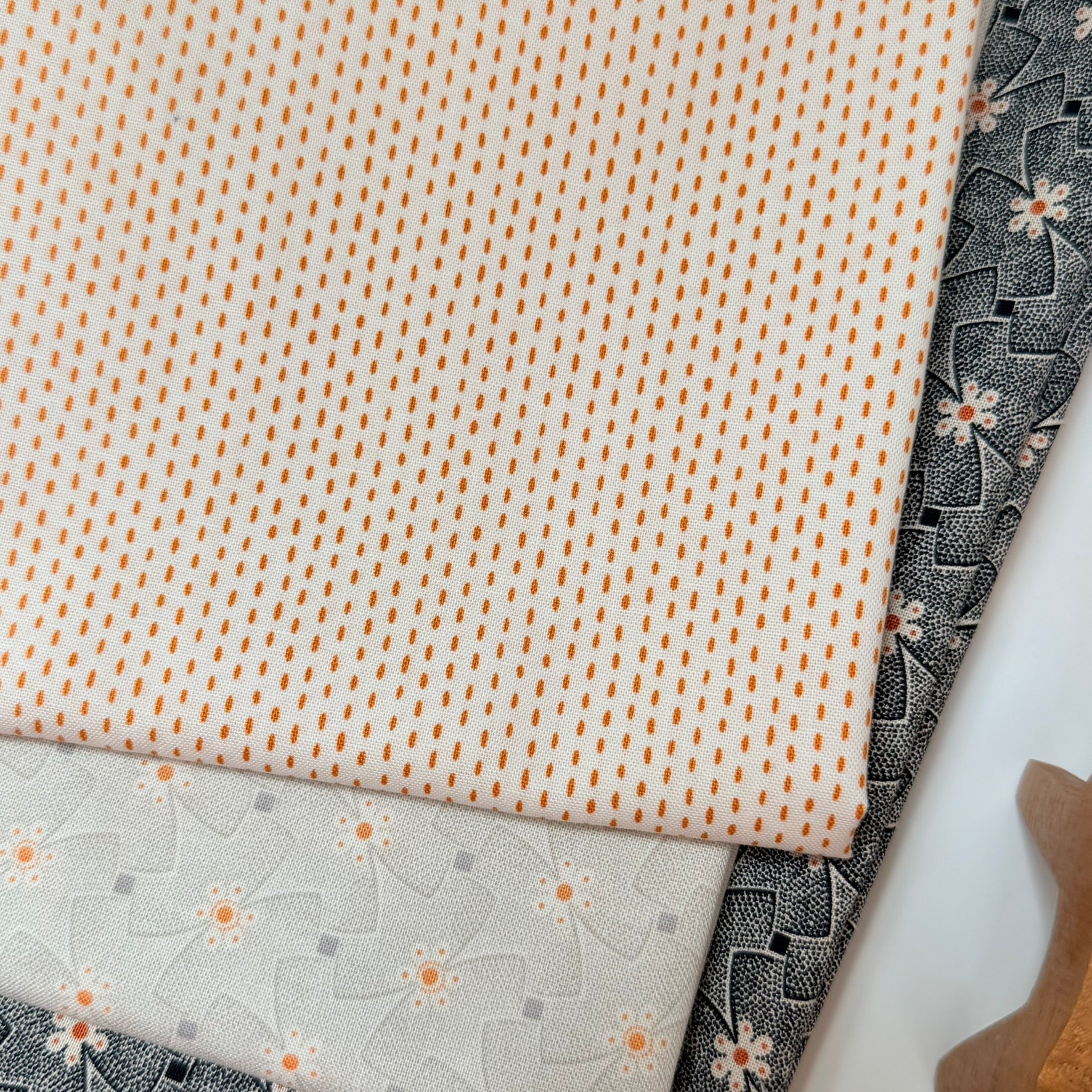 andover fabrics | patchworkstoff | nightfall | stitch line cream orange - floydthefox