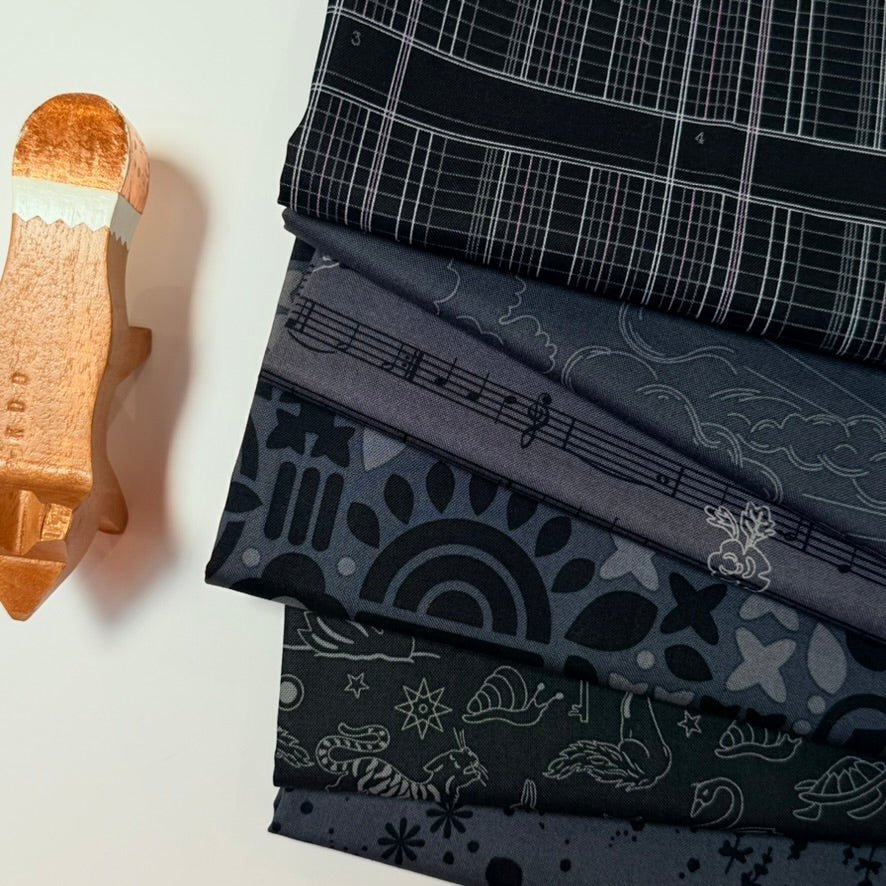 andover fabrics | patchworkstoff | shadow 2026 | ledger ink - floydthefox