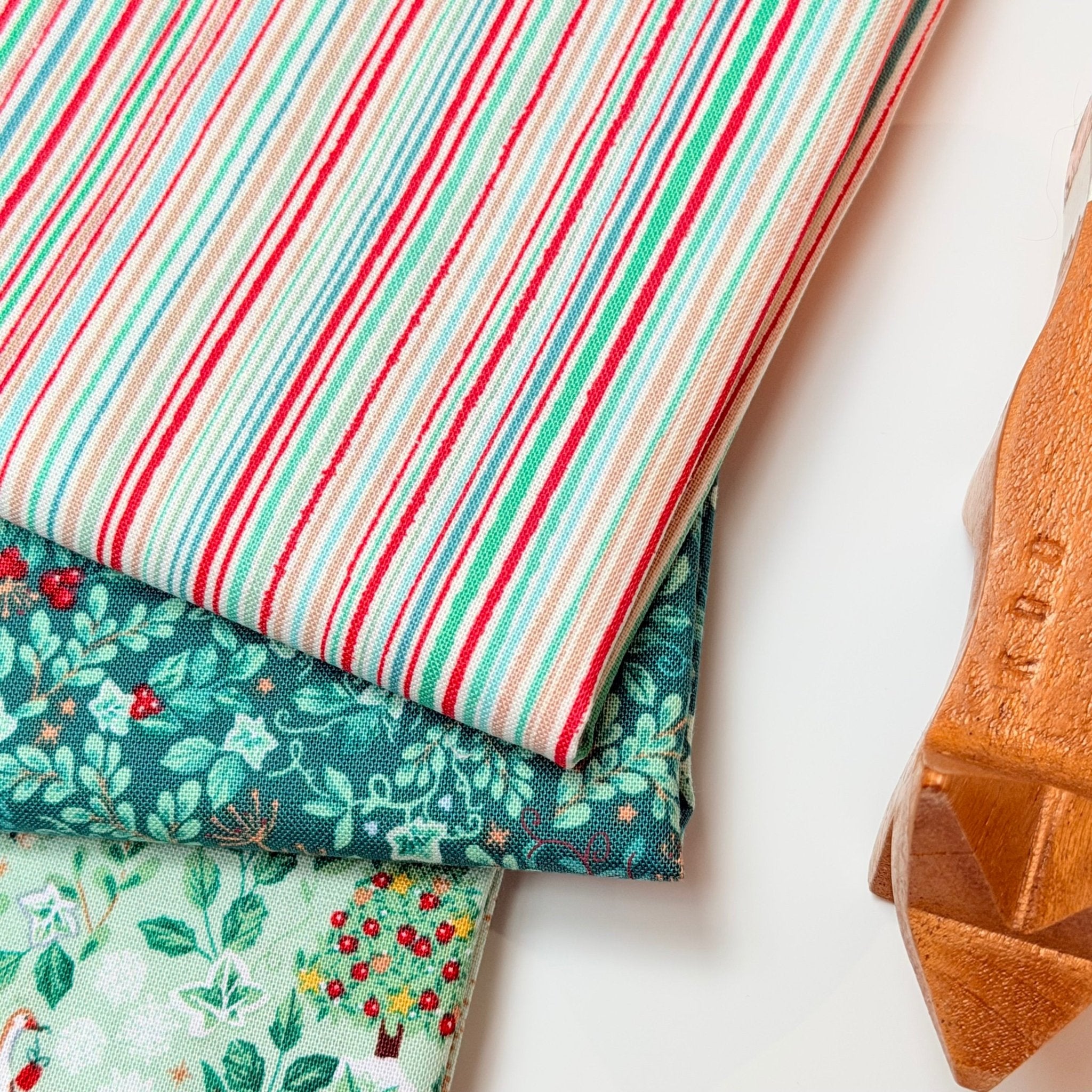 makower uk | patchworkstoff | country christmas | fine stripe cream - floydthefox
