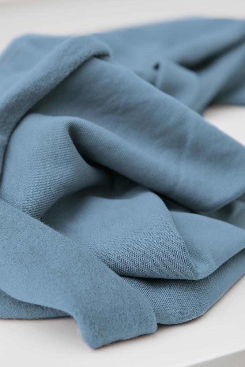 Organic Basic Brushed Sweat von Mind the Maker in Faded Blue – Detailansicht