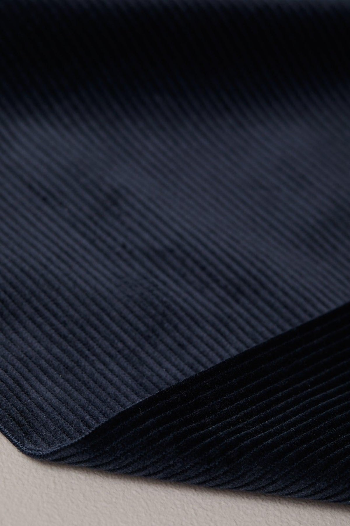 Organic Kora Corduroy von Mind the Maker in Indigo Night – Rippstruktur im Detail