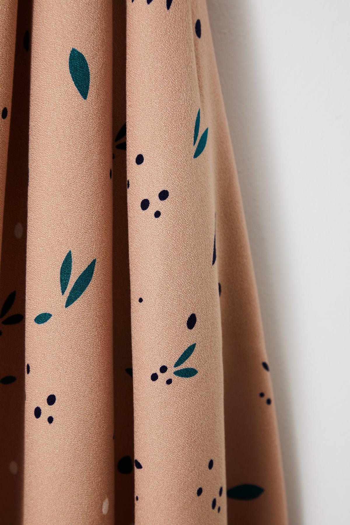 Petals Viscose Crepe von Mind the Maker in Rose – Fall und Musterdetail