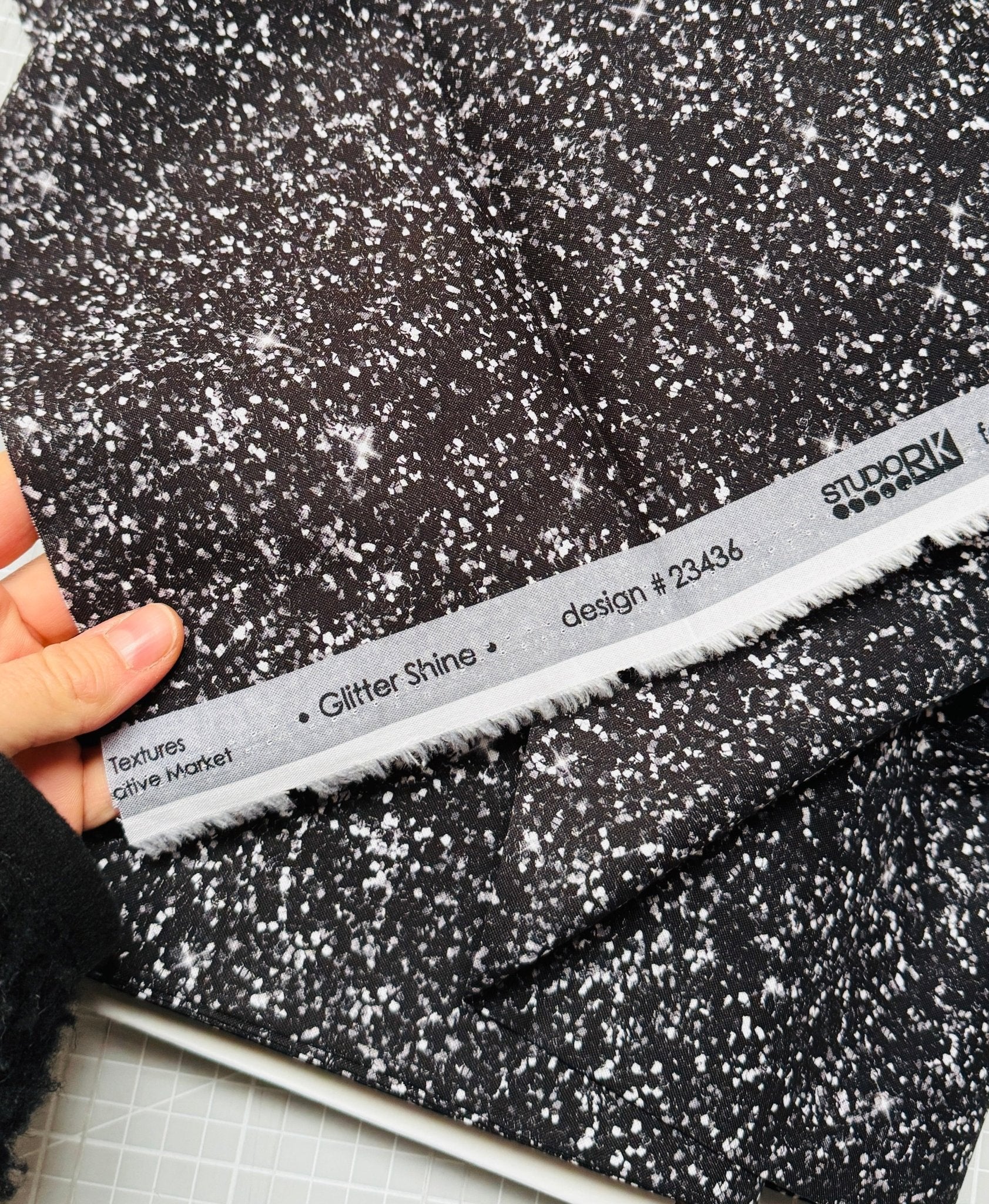 robert kaufman | glitter shine | onyx - floydthefox