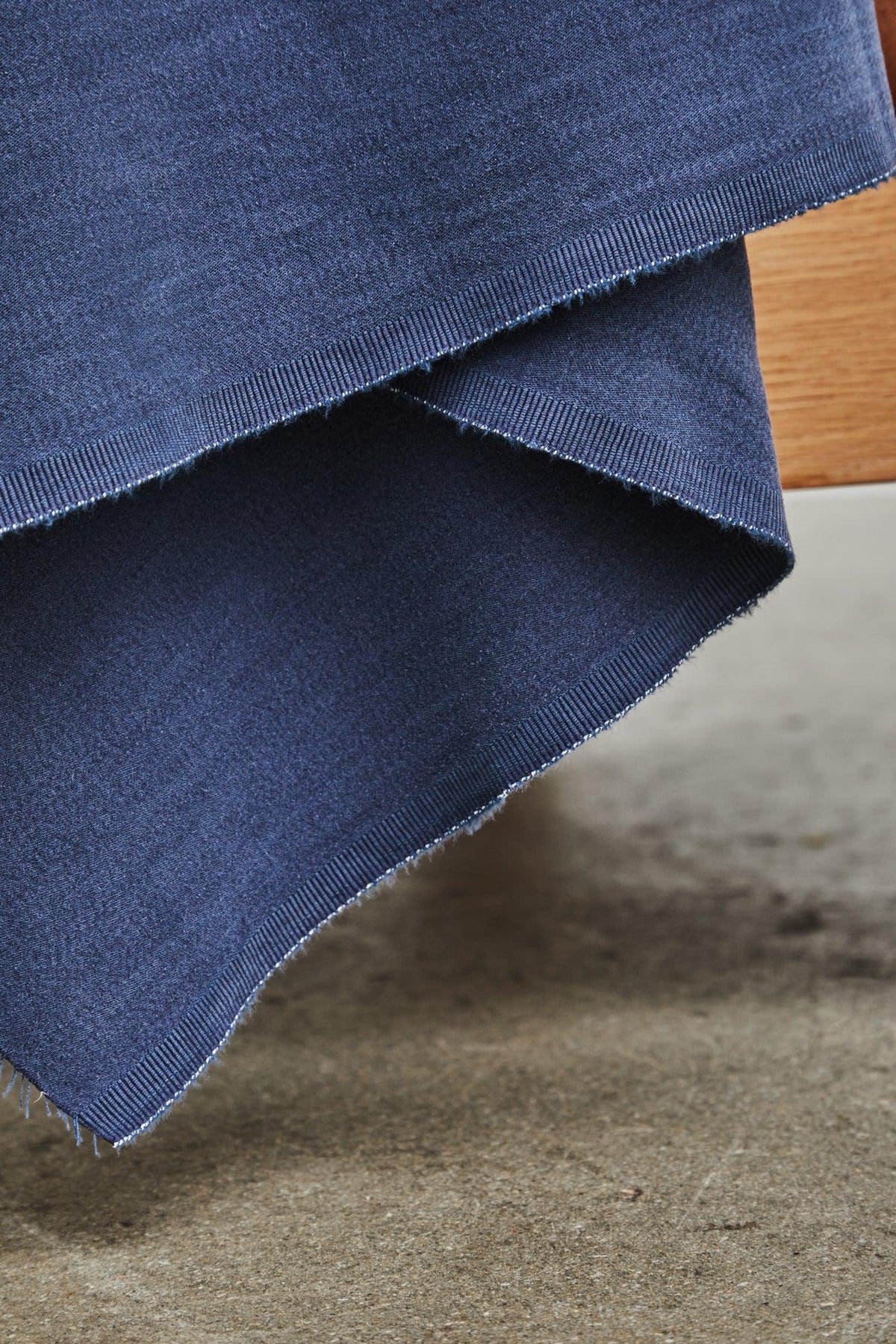 Sera Weighty von Meet Milk in Blueberry – Stoffkante und Fall