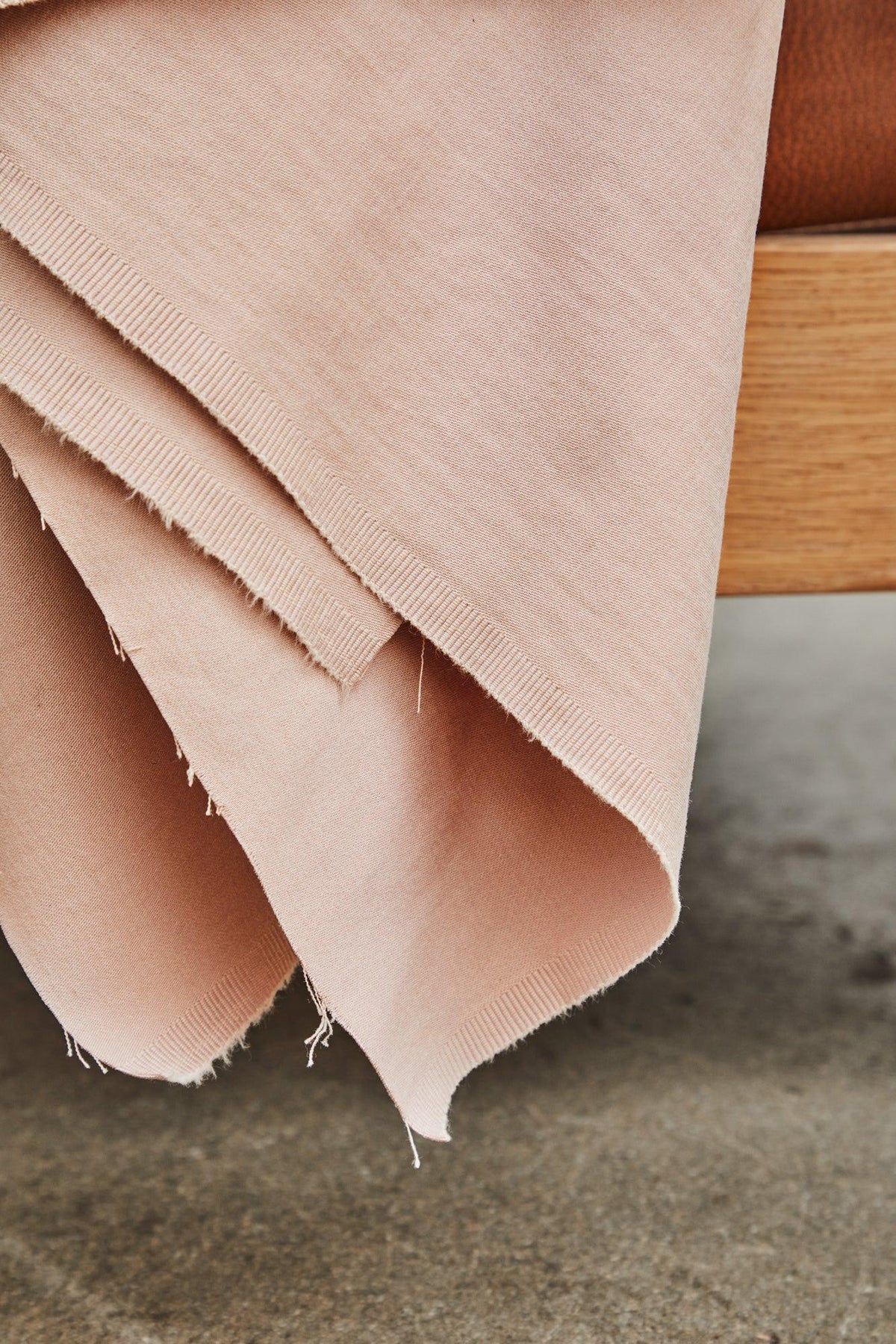 Sera Weighty von Meet Milk in Powder Pink – Stoffkante und Fall